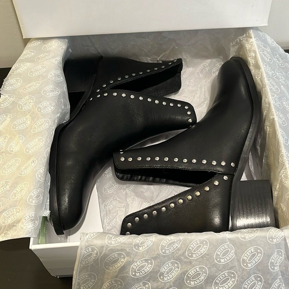 Steve Madden Conquest Blk Lthr Ankle Boots W Sze 8.5 Cut-Out sides Silver Rivets